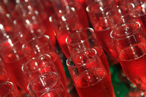 用玻璃杯喝柠檬水图片下载