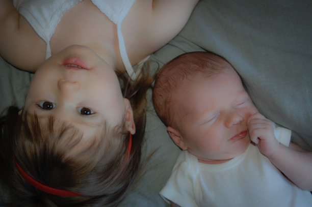 刚出生的弟弟图片下载