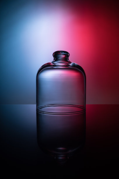 空玻璃罐在浅蓝色和红色的背景图片下载