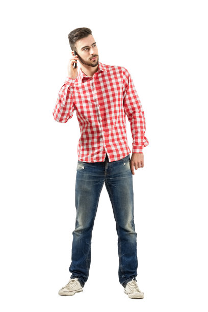 年轻人一边打电话一边看别处。图片下载