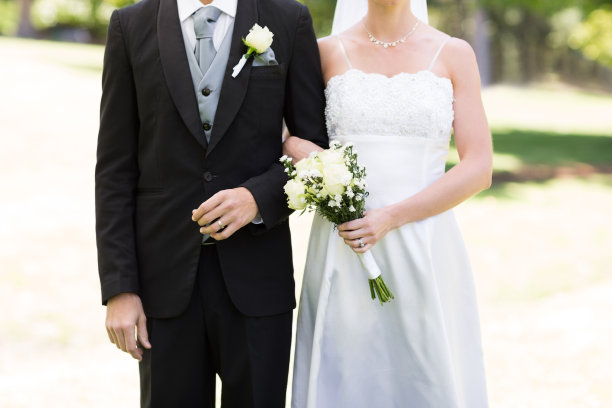 一对新婚夫妇手牵着手在公园里图片下载