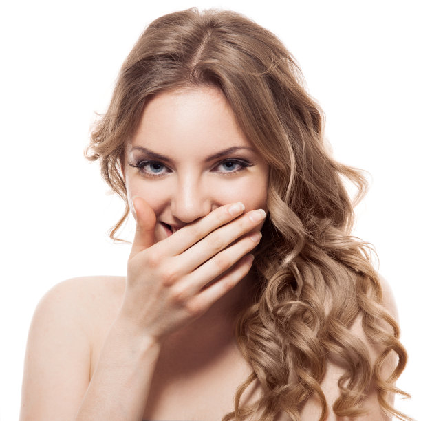 年轻女子看着惊讶，笑在手心孤立图片下载