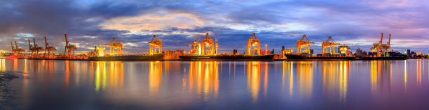 造船厂黄昏时分桥梁起重机装载全景图片下载