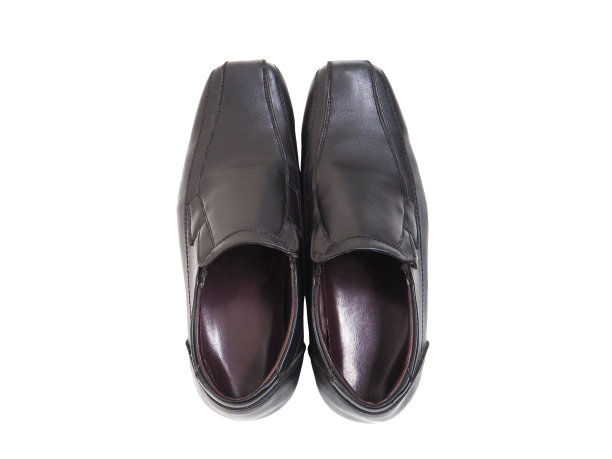 男鞋在白色背景上的俯视图图片下载