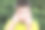 男孩在夏天的公园里做鬼脸图片下载
