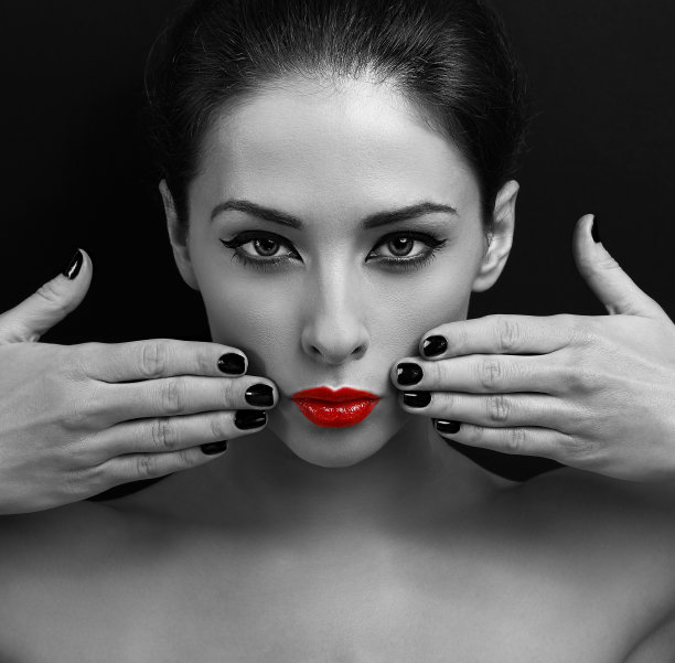 性感的化妆女人亮红色的嘴唇显示修剪过的手图片下载