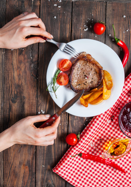 烤牛排配新鲜樱桃番茄图片下载