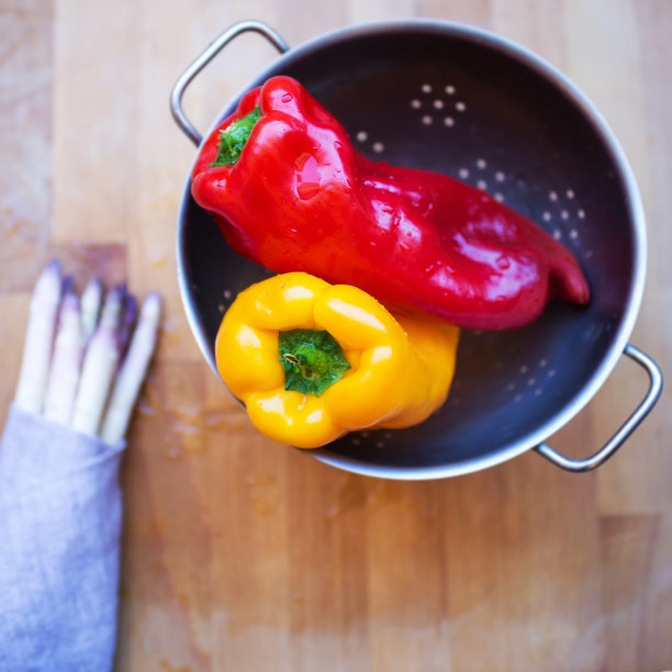 红黄辣椒和玫瑰芦笋图片下载