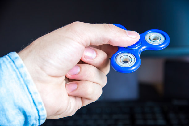 一个人的手拿着一个个人电脑的背景特写图片下载