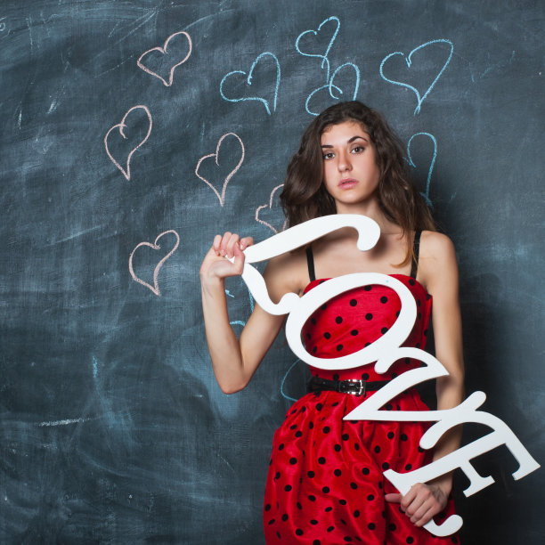 抱着爱的话语的女孩图片下载