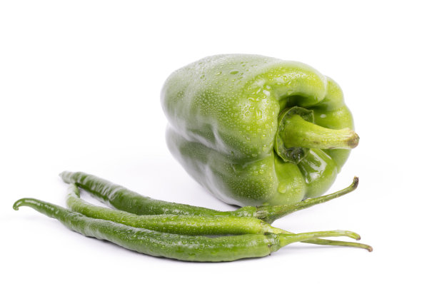 白色背景上的新鲜青椒。图片下载