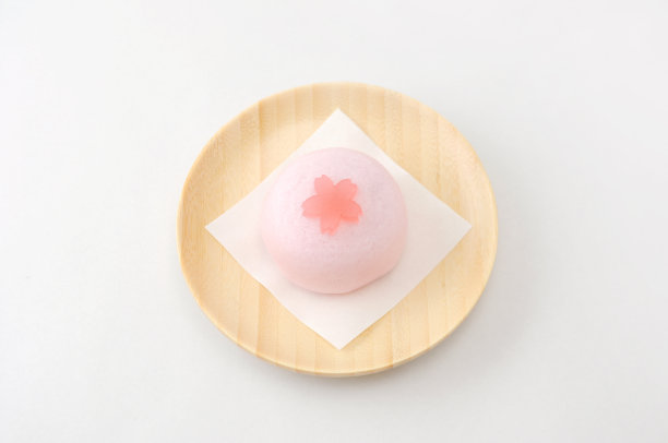 日本传统的糖果蛋糕和花盘上的白色背景图片下载