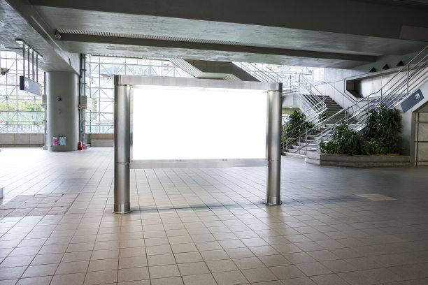 城市建筑的空白广告牌，在地铁站拍摄的图片下载
