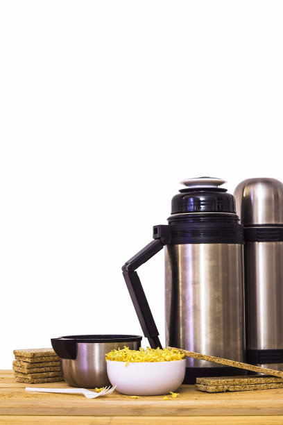 木桌上放着热水瓶和方便面图片下载