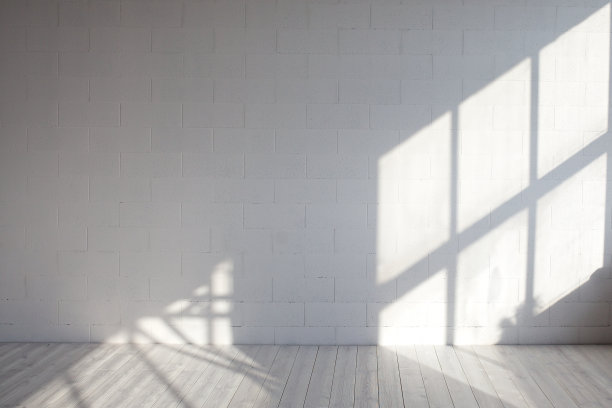 白色空阁楼内部与窗户阴影图片下载