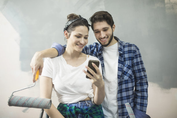 快乐的小夫妻装饰新家图片下载