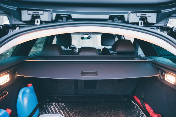 打开汽车后备箱图片下载