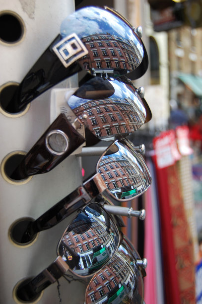 镜中的太阳镜映照着一座红砖建筑图片下载