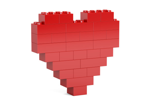由彩色玩具砖块制成的心脏，在白色背景上进行3D渲染图片下载