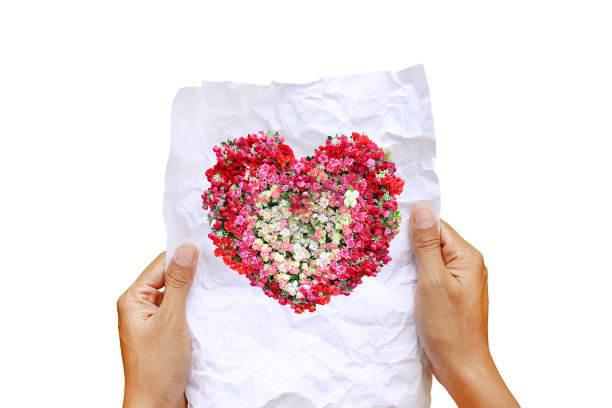 女人的手拿着皱巴巴的纸与心玫瑰花的形象图片下载