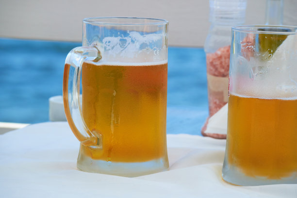 桌上有两杯啤酒图片下载