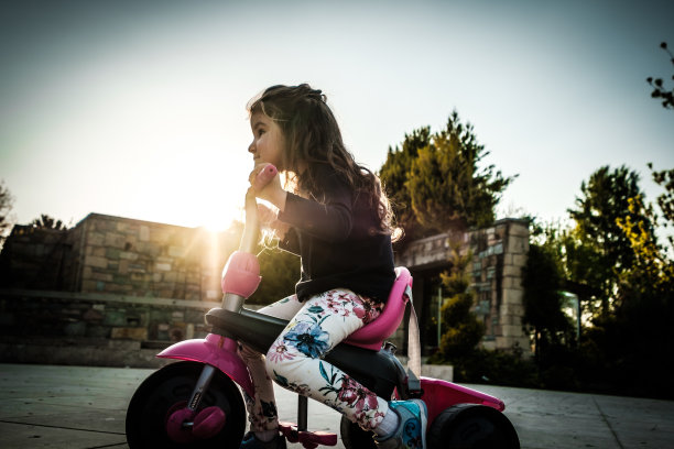 小女孩的自行车图片下载