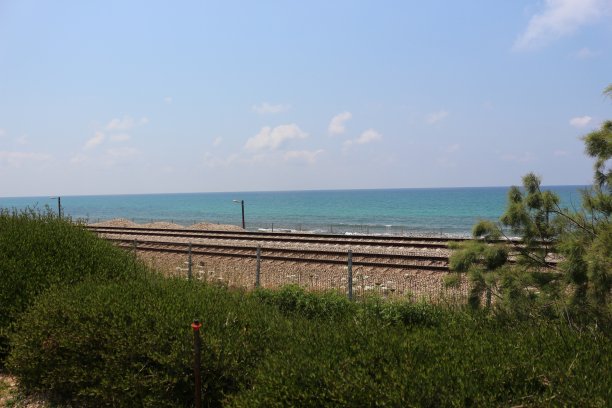 照片是在以色列海法拍摄的。模特就是我，瓦伦丁·刘易斯。我是一个时尚和美容博主。图片下载