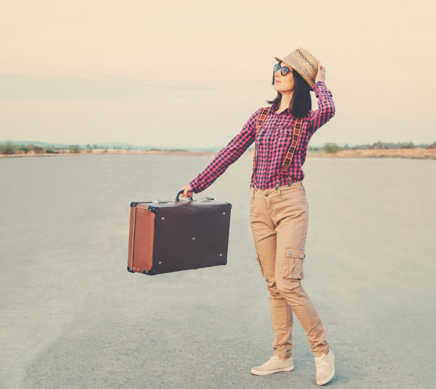 带着复古行李箱的快乐旅行者图片下载