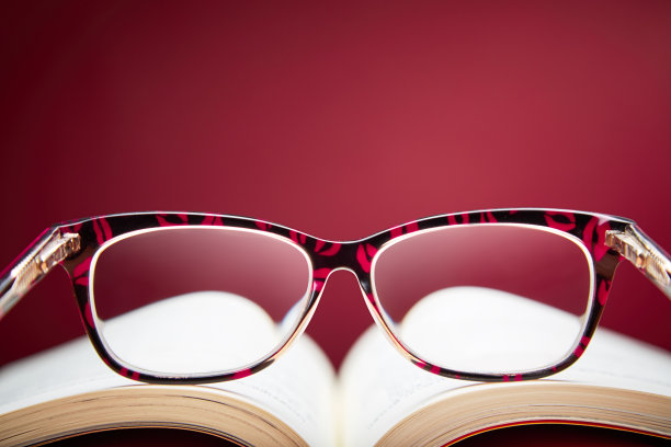 打开书本上的眼镜图片下载