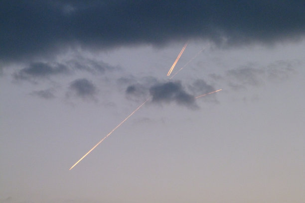 有许多痕迹在天空闪烁图片下载