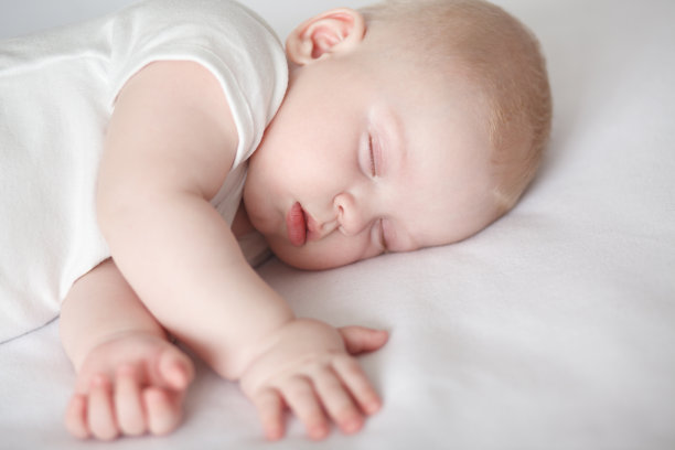 熟睡的孩子。孩子正在睡觉。甜美的梦图片下载