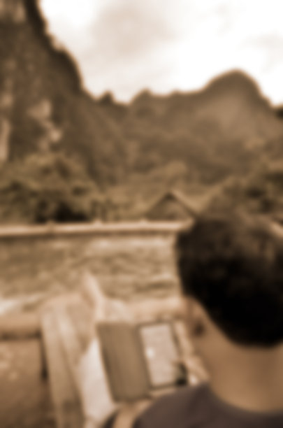 模糊抽象的背景，游客放松在游泳池。图片下载