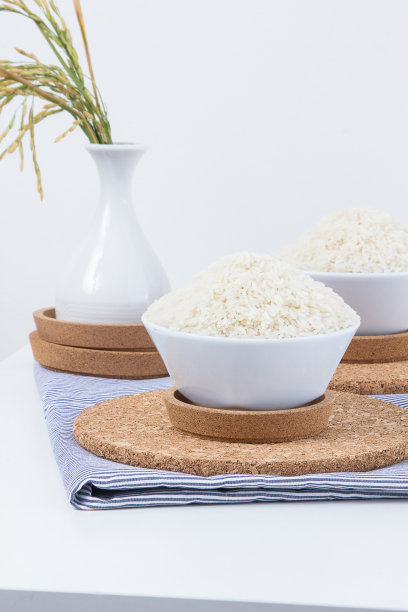 白色瓷碗，盛饭。图片下载