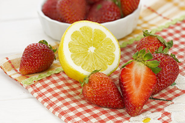 草莓和柠檬图片下载