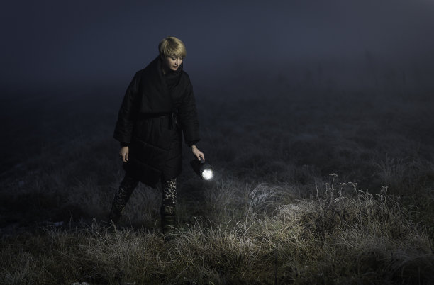 在野外拿着手电筒的女孩图片下载