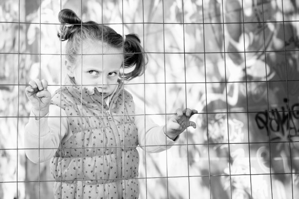 愤怒的小女孩图片下载