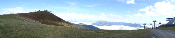 阿尔卑斯全景与蓝天和索道附近的泽尔am See在奥地利图片下载