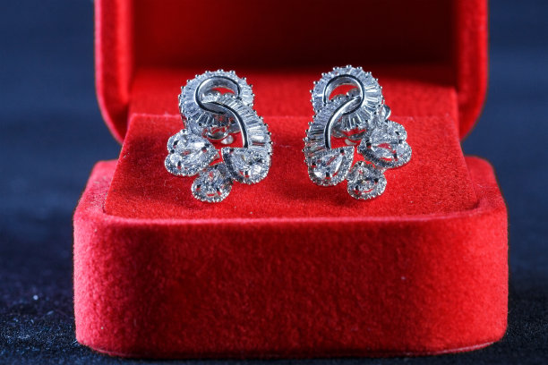 盒子上有白金耳环。图片下载