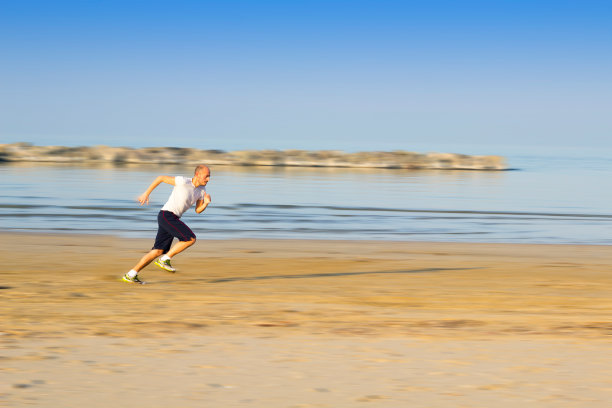 骑马去海滩图片下载