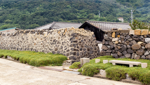 日本四国町町岛的保护石墙(鬼岛)图片下载