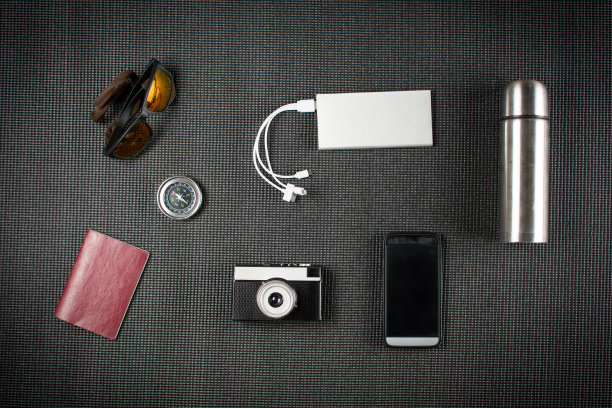 旅行平铺的基本设备图片下载