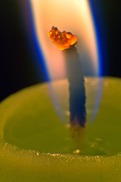 烛光在黑暗中微亮图片下载