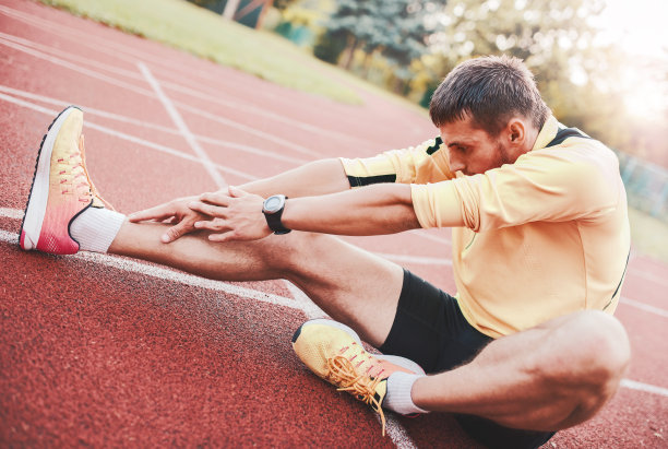 跑步者在训练后伸展身体。健身、运动、生活理念图片下载