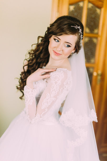 近距离的美丽微笑新娘与长卷图片下载