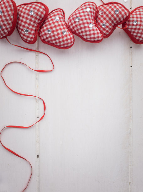 红色方块心在质朴的白色木制背景上图片下载