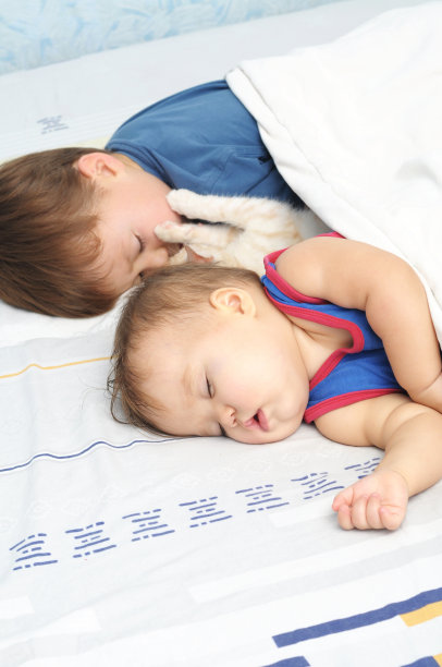 孩子们睡在一起图片下载