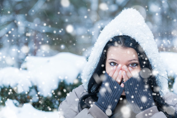 在多雪的冬天暖起来图片下载