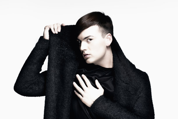 年轻男子与时尚发型-孤立的白色图片下载