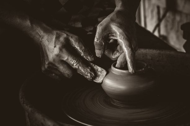 工匠的手在做陶罐图片下载