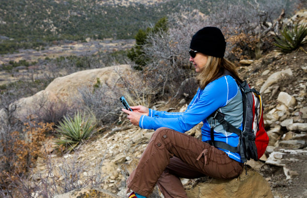 一个女人在路上检查手机信号图片下载